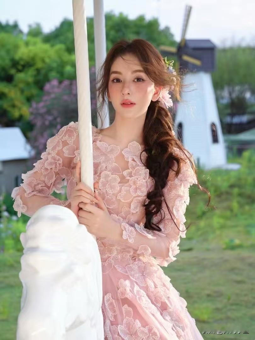 郭富城老婆方媛花园花仙子大片！

一身淡粉色立体花朵拖尾长裙，层层花瓣刺绣缀满裙
