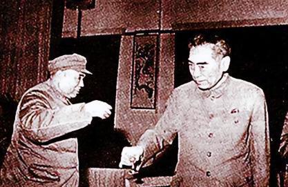 1985年，许世友将军卧病在床，趁旁边无人陪护时，用毛巾勒住自己的脖子死死拉紧，