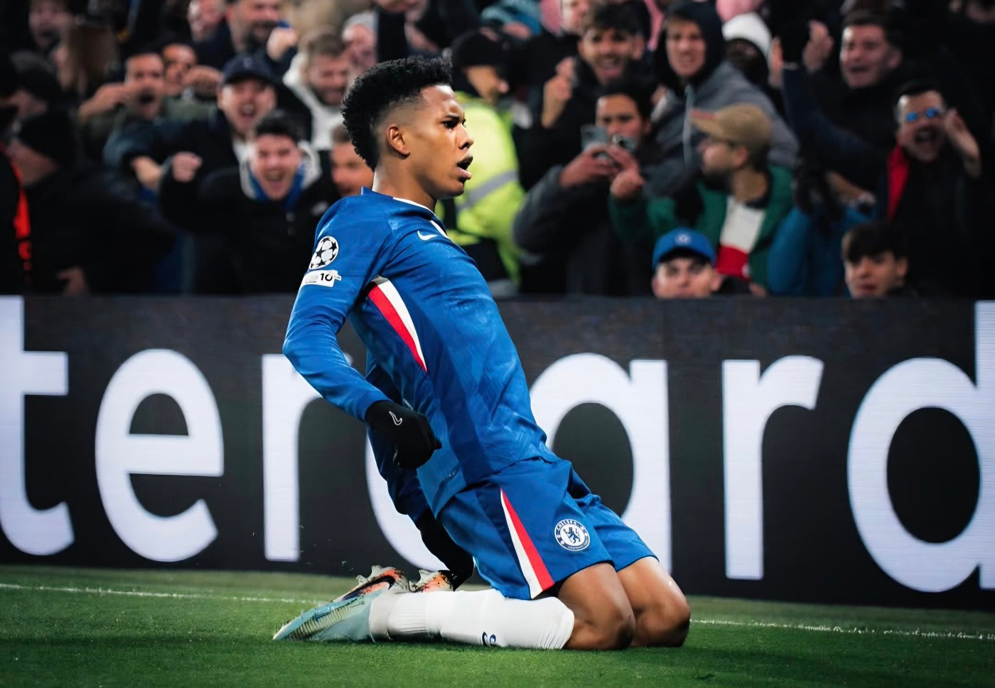 🚨曼联、热刺和诺丁汉森林都曾与埃斯特旺及其团队会面商讨转会事宜，但他拒绝了这些