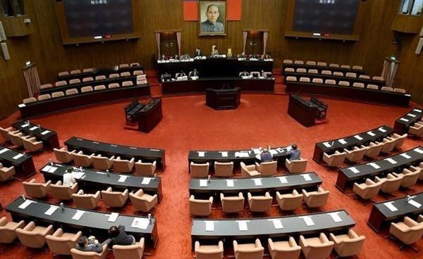 台湾“立法院”三读通过在野党版本的无人机预算案，六年将编列2400亿元（新台币，