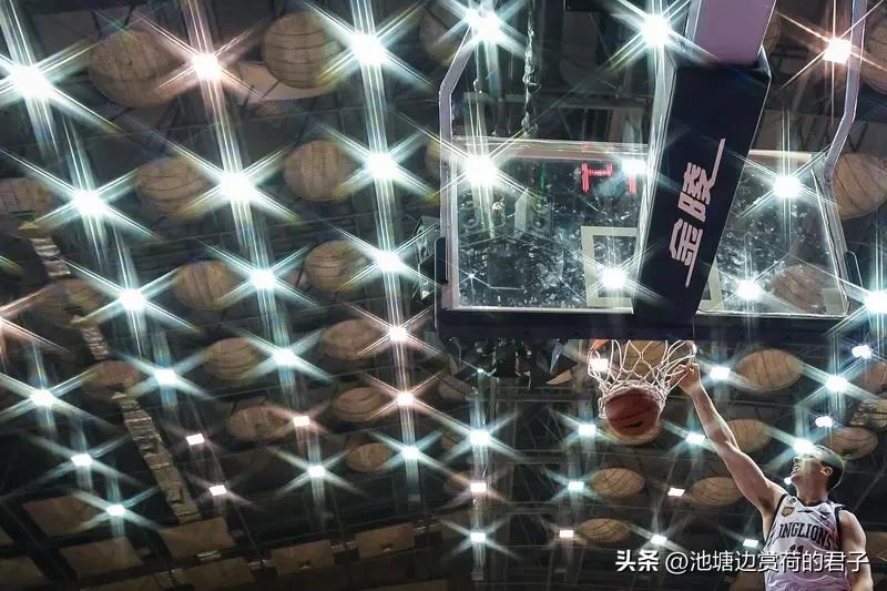 上头条聊CBA 上头条聊CBA，可聊的太多了！就说球员表现，张镇麟那隔人暴扣，简