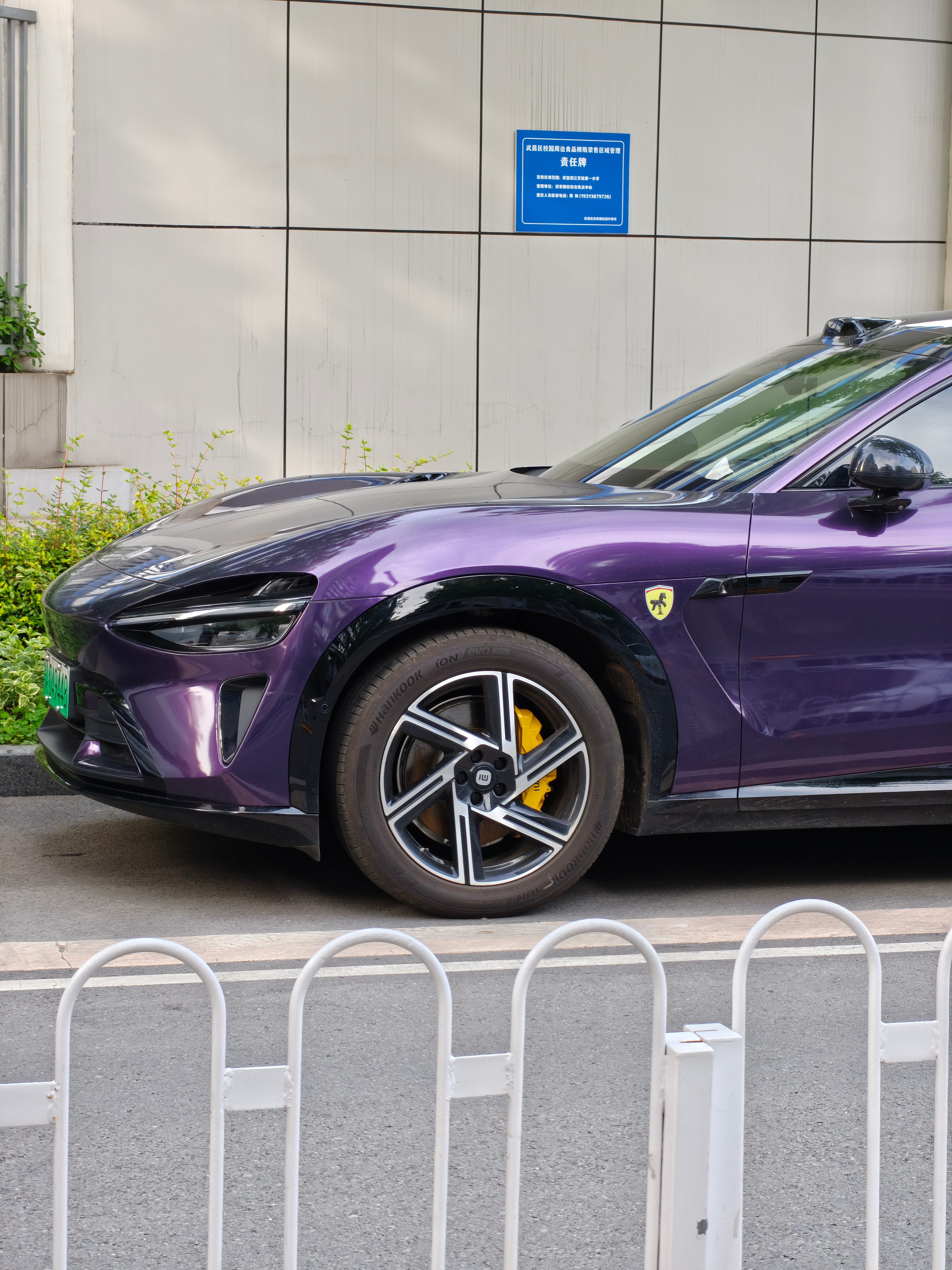 路边偶遇一台小米YU7这颜色和贴纸搭配的还行不