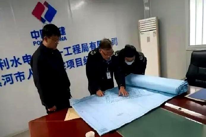 我跟你讲个事儿，今天真给我看愣了。
一帮疾控中心的专家，戴着安全帽，直接冲到咱漯