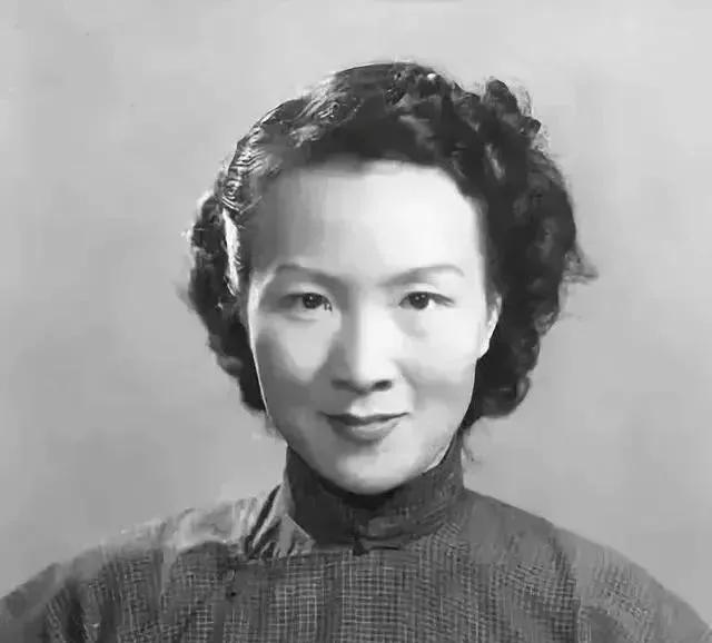 1968 年，钱学森听到一个消息，手中的茶杯不慎滑落，妻子蒋英急忙去扶他，钱学森