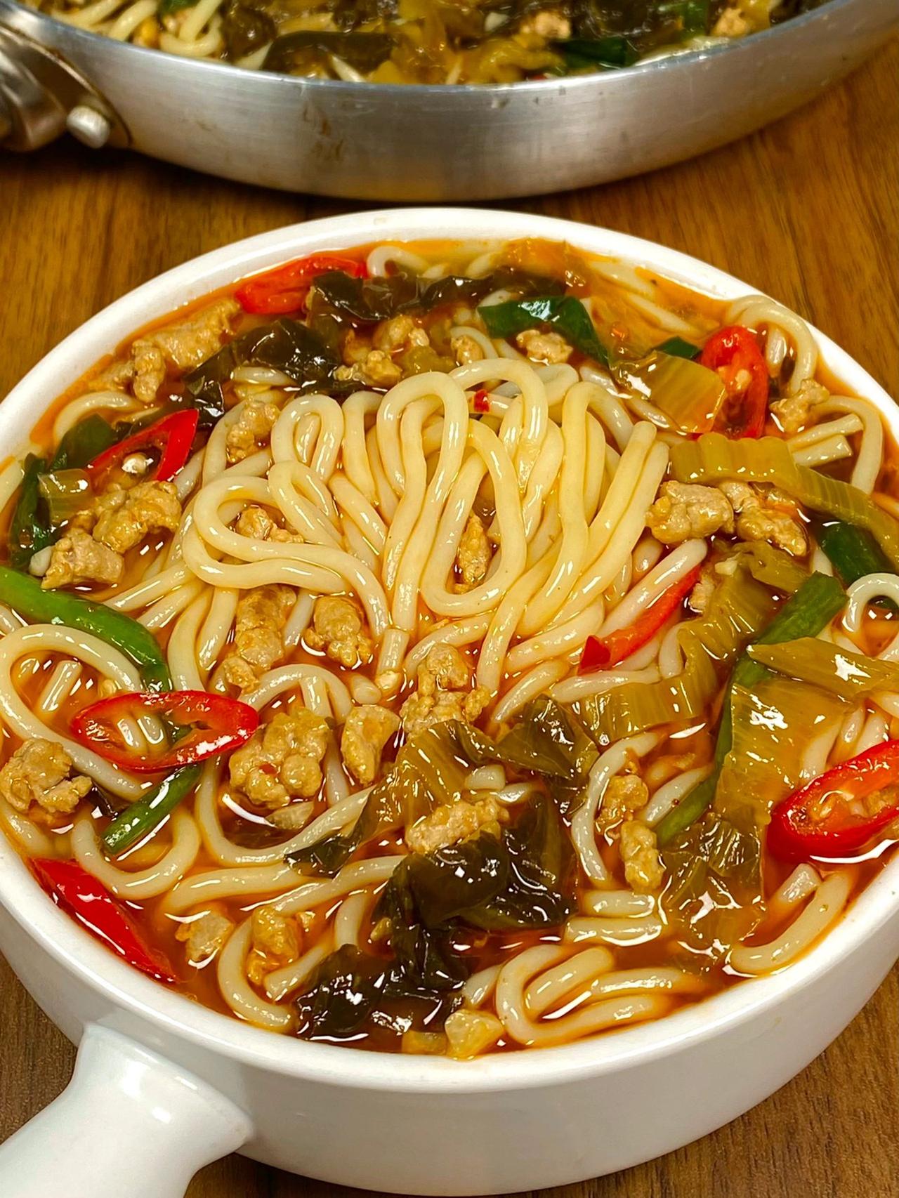 夏天吃饭就喜欢吃点酸酸辣辣的，这不，这会儿刷到这个酸菜米线，就立马安排上了
出锅