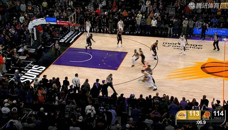 老詹接东契奇传球，强行出手三分。录像回放后，投篮犯规，老詹三罚中二。湖人vs太阳