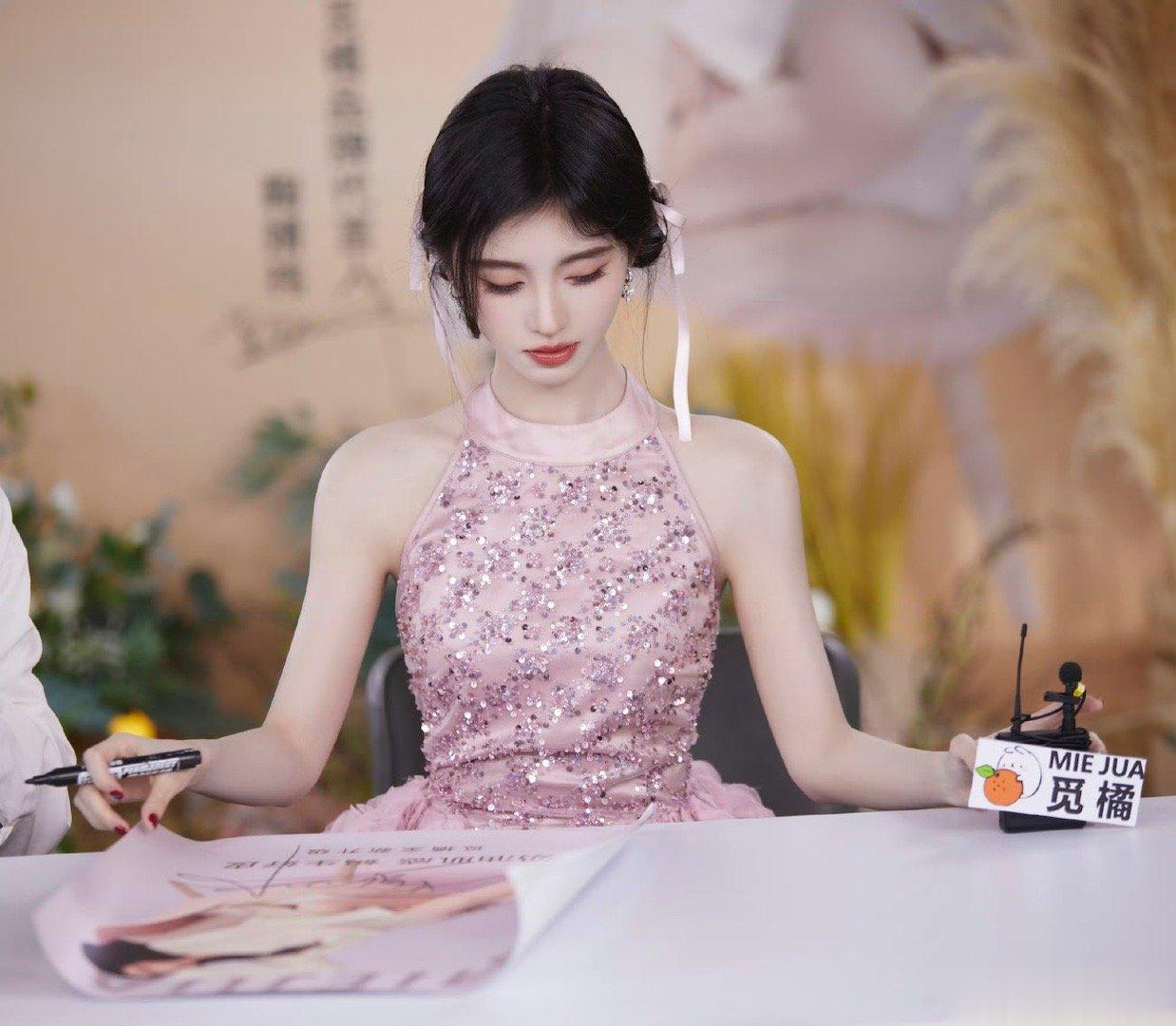 鞠婧祎直播活动截图🈶，粉色亮片纱裙甜美度拉满[送花花] ​​​