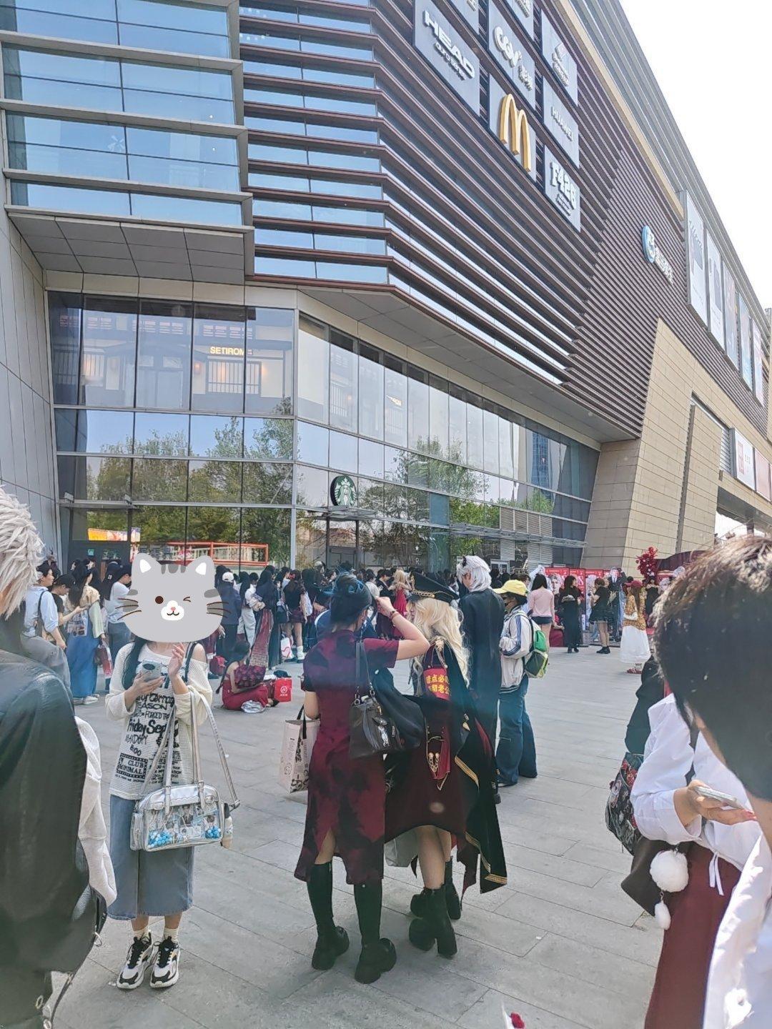 将近30度的大太阳天在室外排队啊我真不中了 