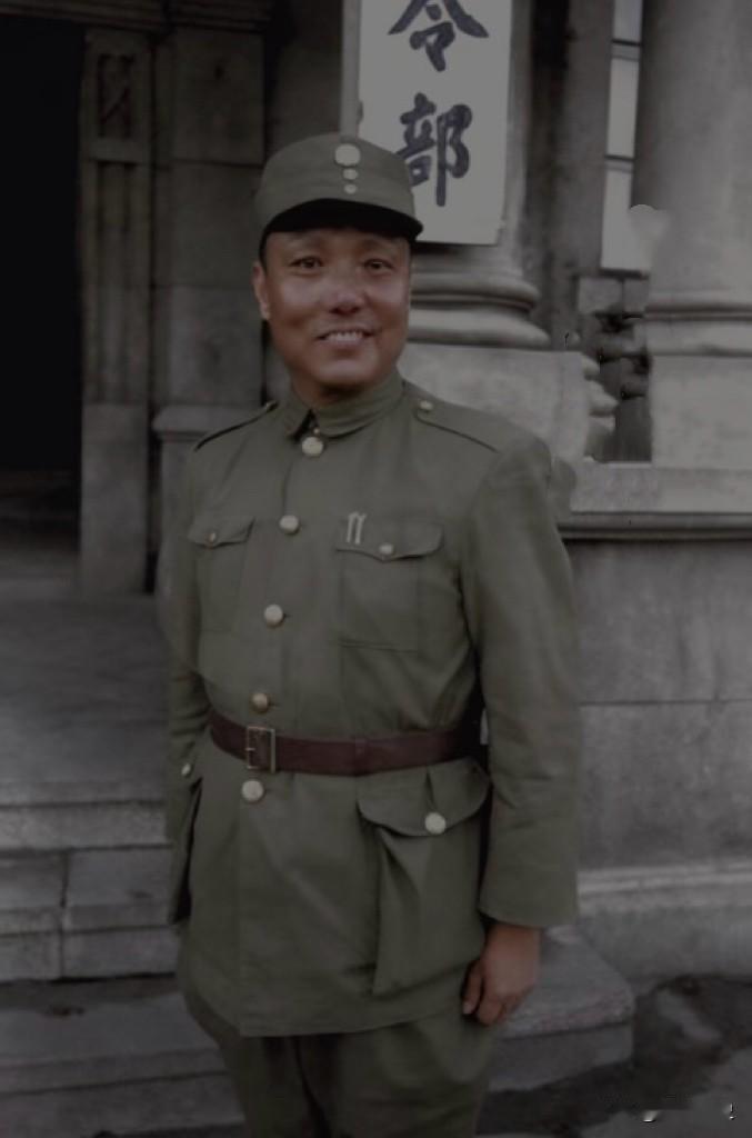 这是一位悲情将军

他出身于一个贫民家庭，幼年丧父，家境贫困，靠亲友资助才得以入