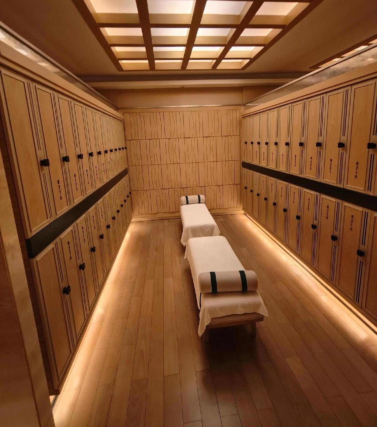 万万没想到！吉林一女子跟朋友刚洗澡，在更衣室准备穿衣服，浴室门突然被推开，一个陌