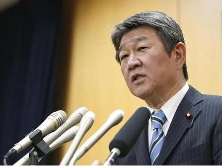 高市早苗学精了，眼看中国不给日本留一点空子，直接派外相堵门想“讹”一手。可不等小