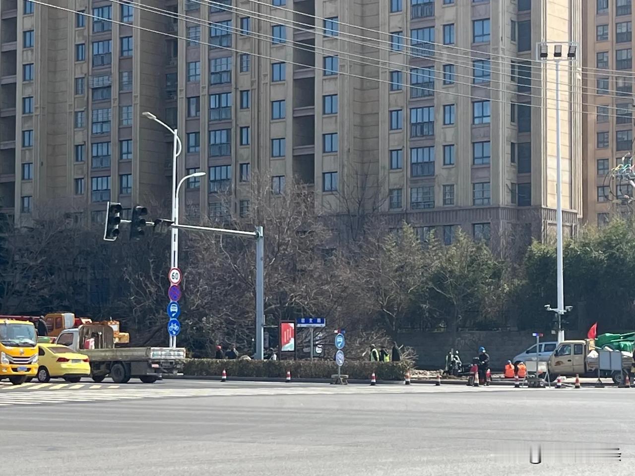  宿迁大道快速化改造工程项目前期工作应该差不多了，东西两头施工区大门已立，中间作
