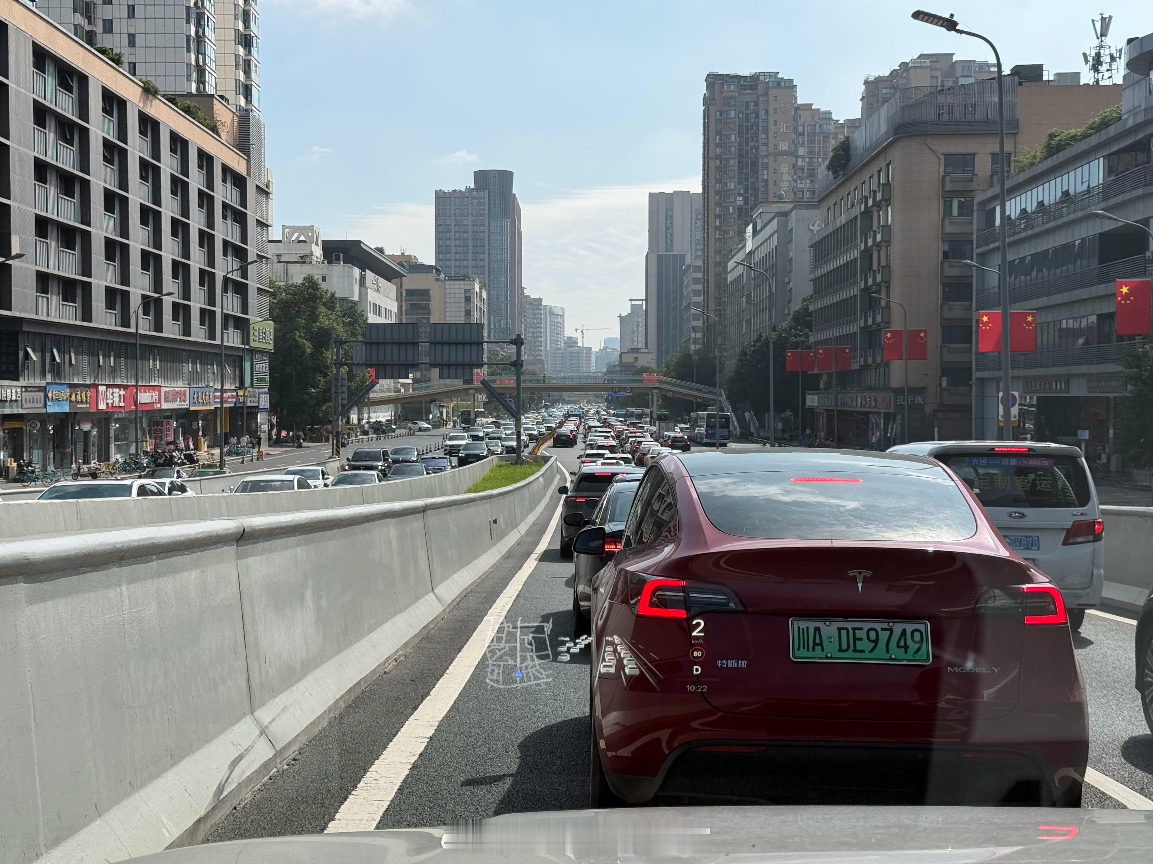 国庆第二天的成都，好家伙真堵啊。错峰出行的还没出发吗？可以出发了啊[偷笑][偷笑