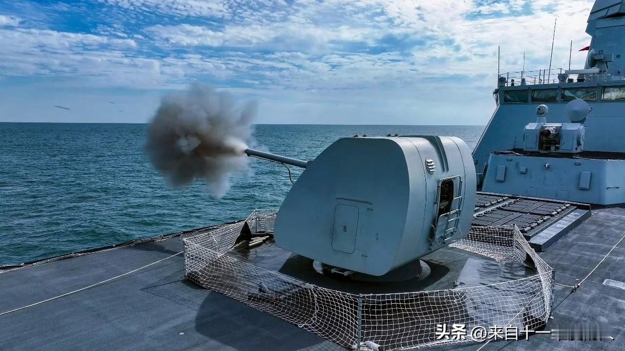 官宣说，这是无人机引导054B护卫舰主炮对岸攻击 ！
只是个人觉得这个少尉飞手的