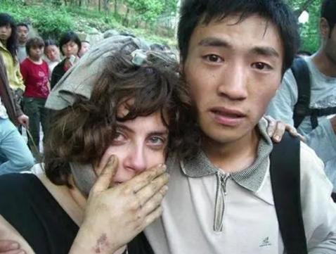 2008年汶川地震，四川小伙救下一个外国女孩，外国女孩坚持寻找他13年，在领事馆