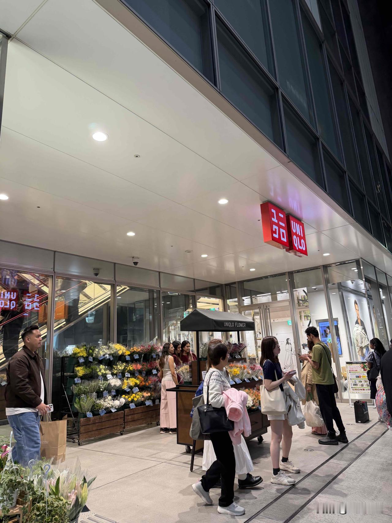 东京银座的优衣库超大，一共12层，哪怕接近关门时间9点结账的人仍排着长队，每个人