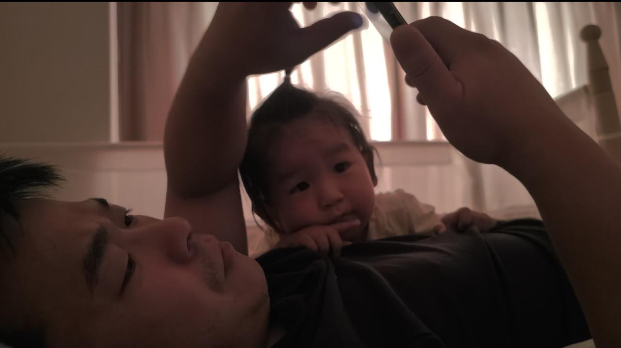 这偷感太重了。和宝宝一起长大 亲子日常