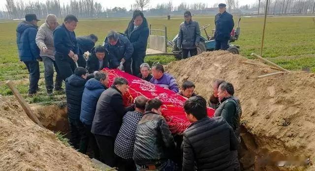 国家对于天价丧葬费问题出台新规，办场白事花掉半年积蓄”“骨灰盒比家电还贵”的情况