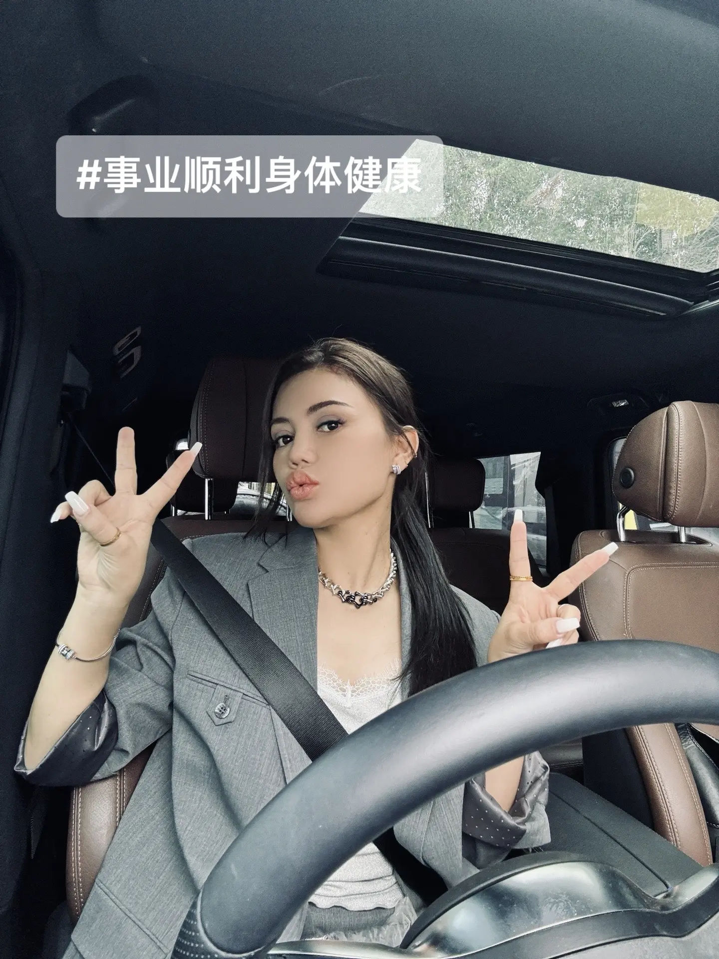 脸上没有笑容的妈妈