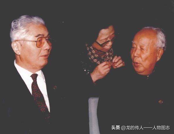 荣毅仁(左一)和万里(右)、李昭在纺织工业部成立40周年大会上。