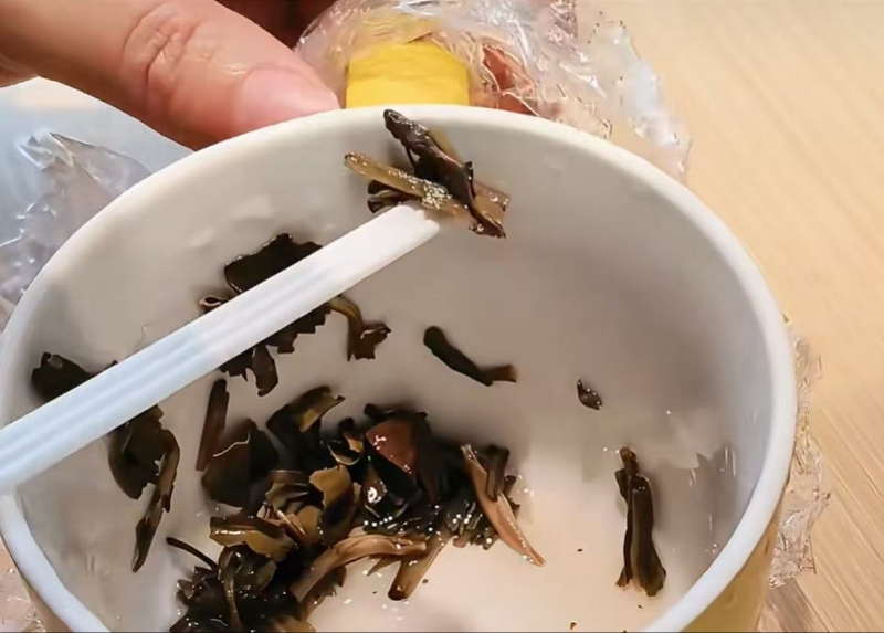 奈雪回应小盒茶喝出“蛙状物”：已和消费者协商处理完毕