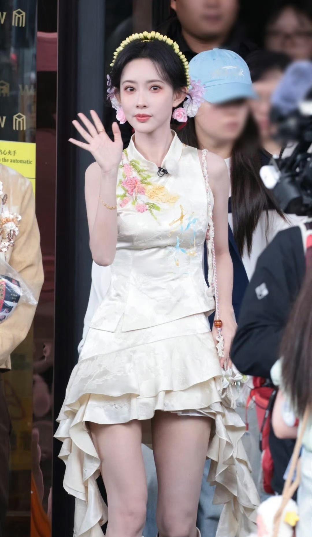 奔跑吧泉州站路透
孟子义簪花造型出圈
眉眼明艳，温婉雍容
妥妥从闽南古巷走出的富