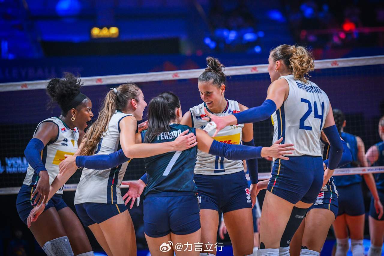 意大利女排vs巴西女排 第四局意大利25比21胜出，2比2平，即将进入决胜局！意