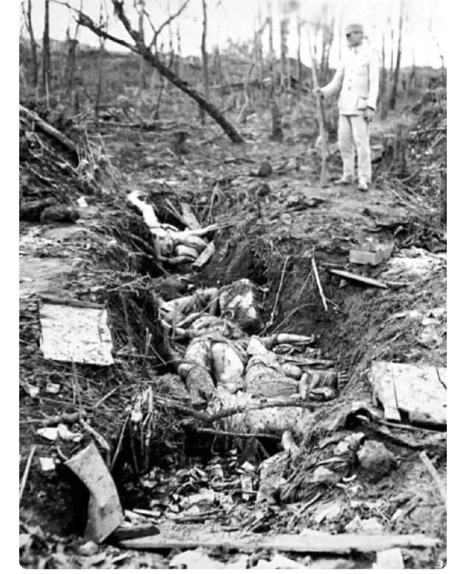 1944年的滇西反攻，松山之战后的惨烈场面！
彼时飞机轰炸，大炮轰击，到处都能看