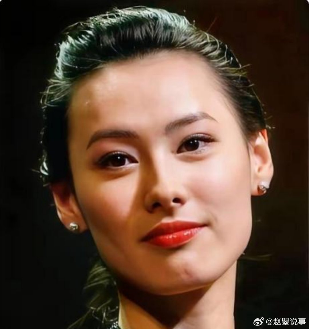 梁洛施给李泽楷生的三个儿子，全被她养成了另一个物种。大儿子李长治打武术比赛，当爹