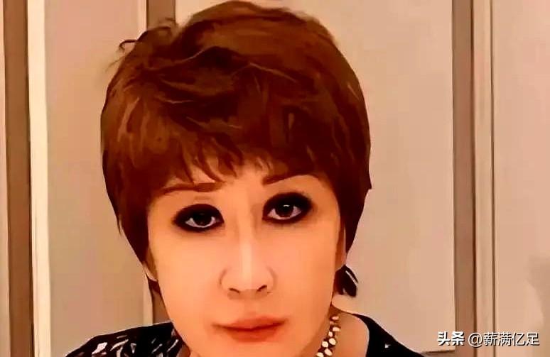 离婚后，她不是先找律师，而是提着香奈儿走进陈岚的办公室。
包一放，半句寒暄，意思