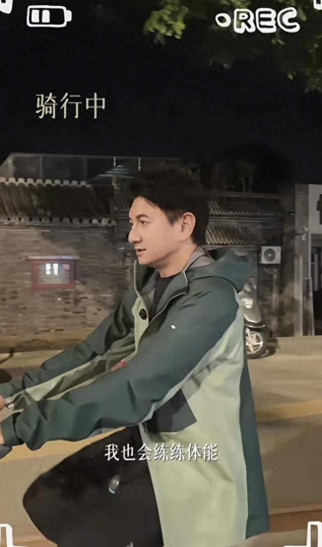 吴奇隆53岁官宣抖音，老花镜看弹幕求支招