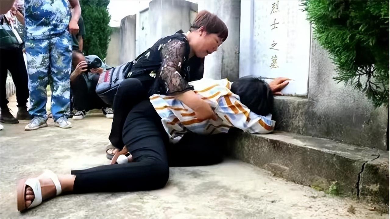 1984年接到新婚丈夫牺牲在老山战场噩耗时，谢玉花毫不犹豫改嫁大伯哥。被停发烈士