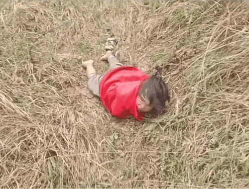 这是辽宁失踪小女孩被找到时的情形。小女孩孤零零的趴在满是野草的沟坎里，鞋子也走丢