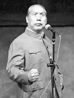 1977年深秋，北京魏公村一栋筒子楼的过道里，煤炉子冒着呛人的烟。钱浩梁坐在一张