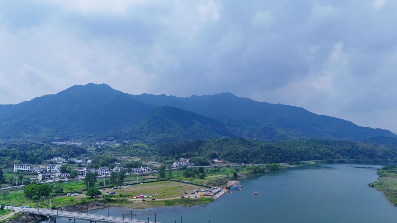 从新华乡出来，我们选了一条极小的路。不过，这条路却给人别样的好感觉，它是一条林荫