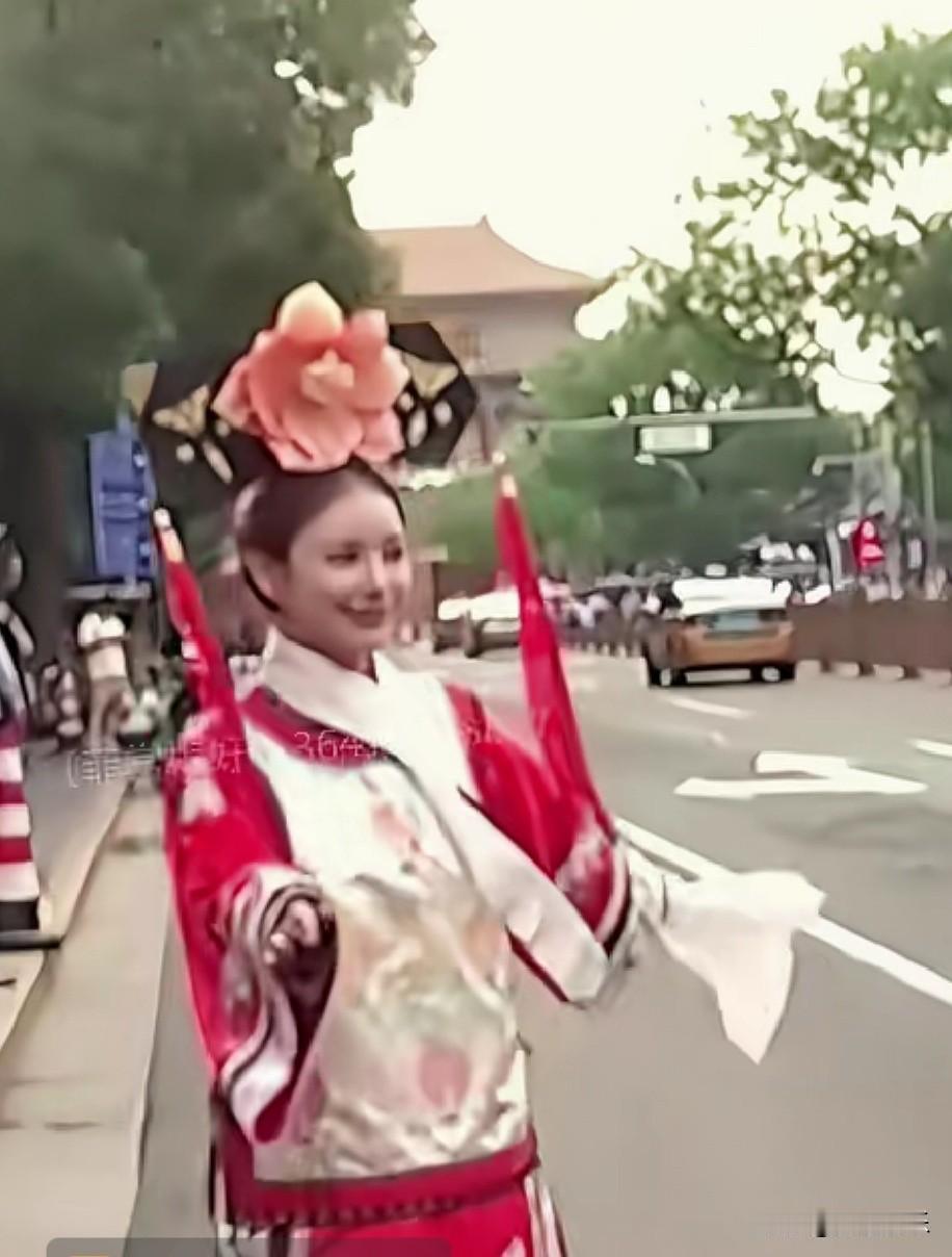 马筱梅真是超爱北京呀。
马筱梅逛北京古城，和所有热爱北京的旅游人一样，她穿上了古