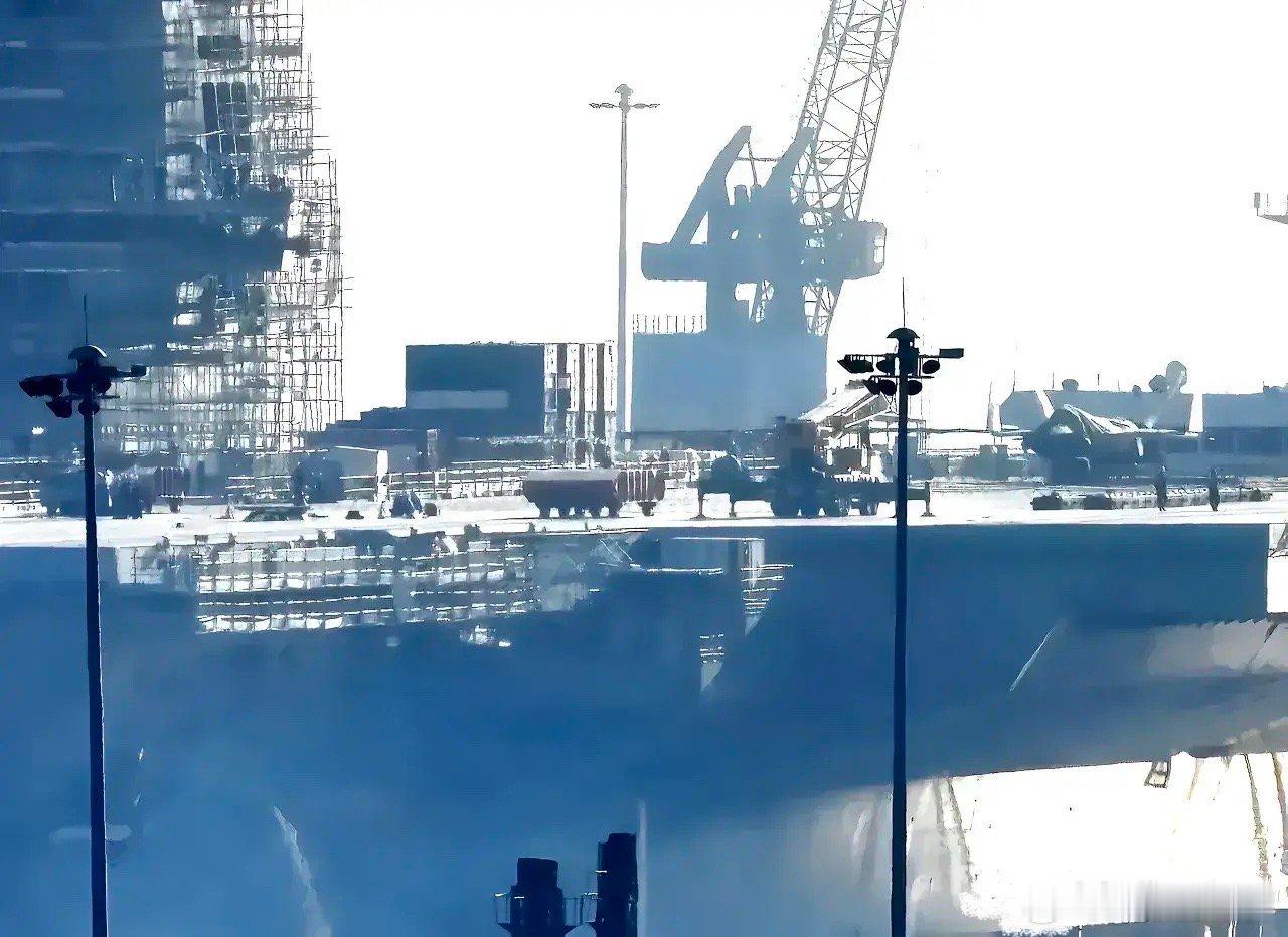 我们的8万吨巨舰紧张施工，弹射小车清晰可见，甲板上还有一架隐身舰载机！看看舰载机