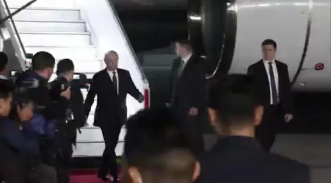 普京抵达印度进行为期两天的国事访问。印度总理莫迪亲自在飞机舷梯迎接了他。