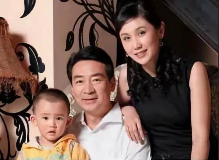 2003年，49岁的寇振海向演员李婷表白，李婷拒绝的说：寇老师，你比我大21岁，
