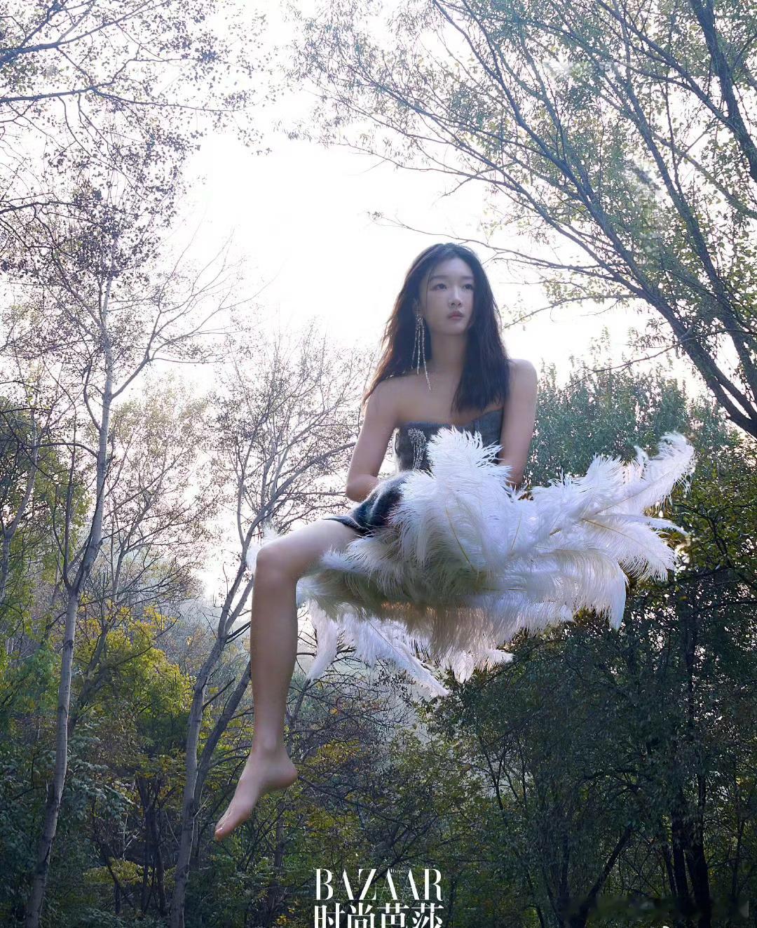 周冬雨巨型水晶项链 周冬雨闪耀亮相，巨型水晶项链吸睛无数！璀璨光芒与灵动气质完美