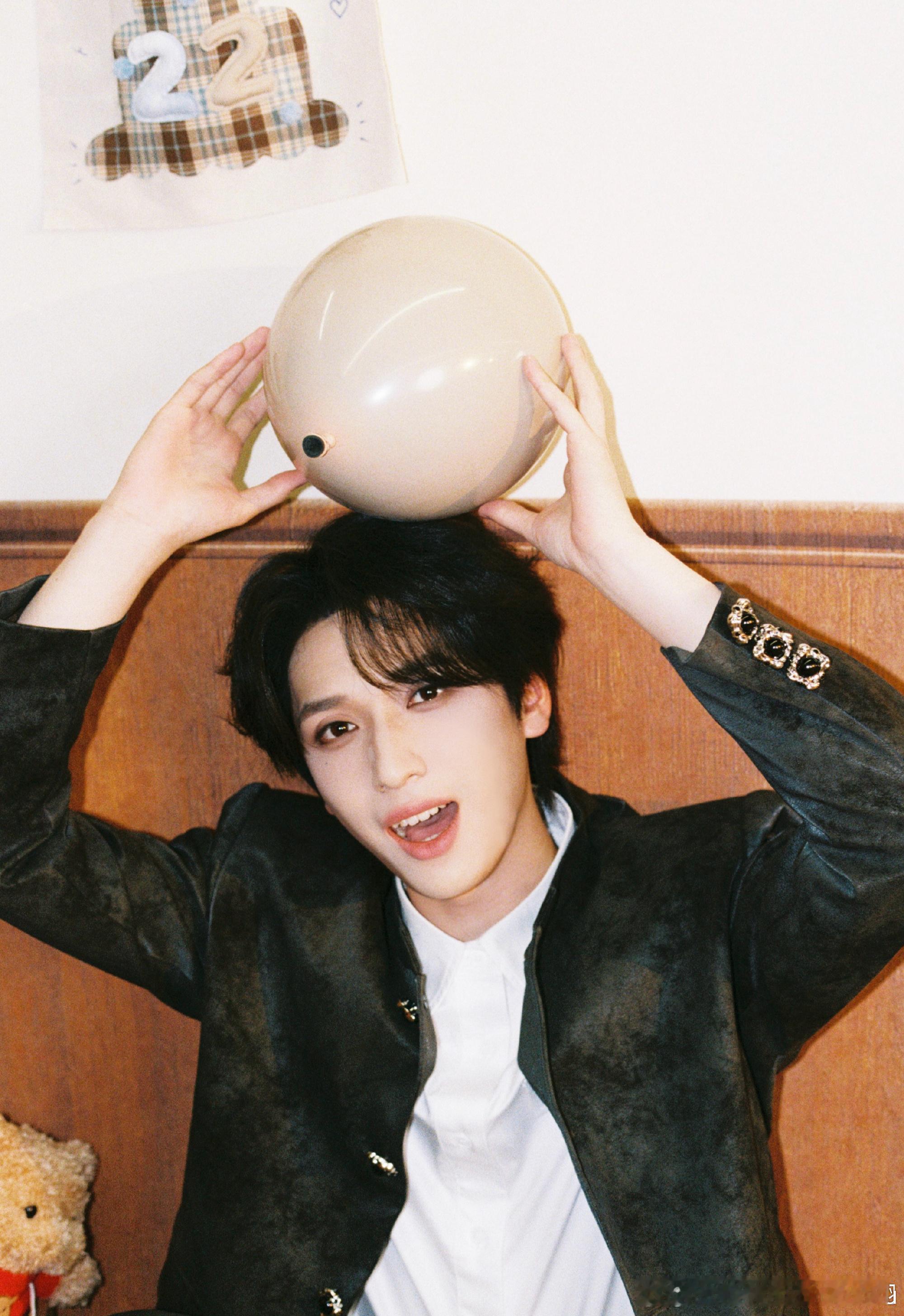严浩翔  yhx严浩翔 廿二共赴浩曦启序yhx严浩翔0816生日快乐“你是被光偏
