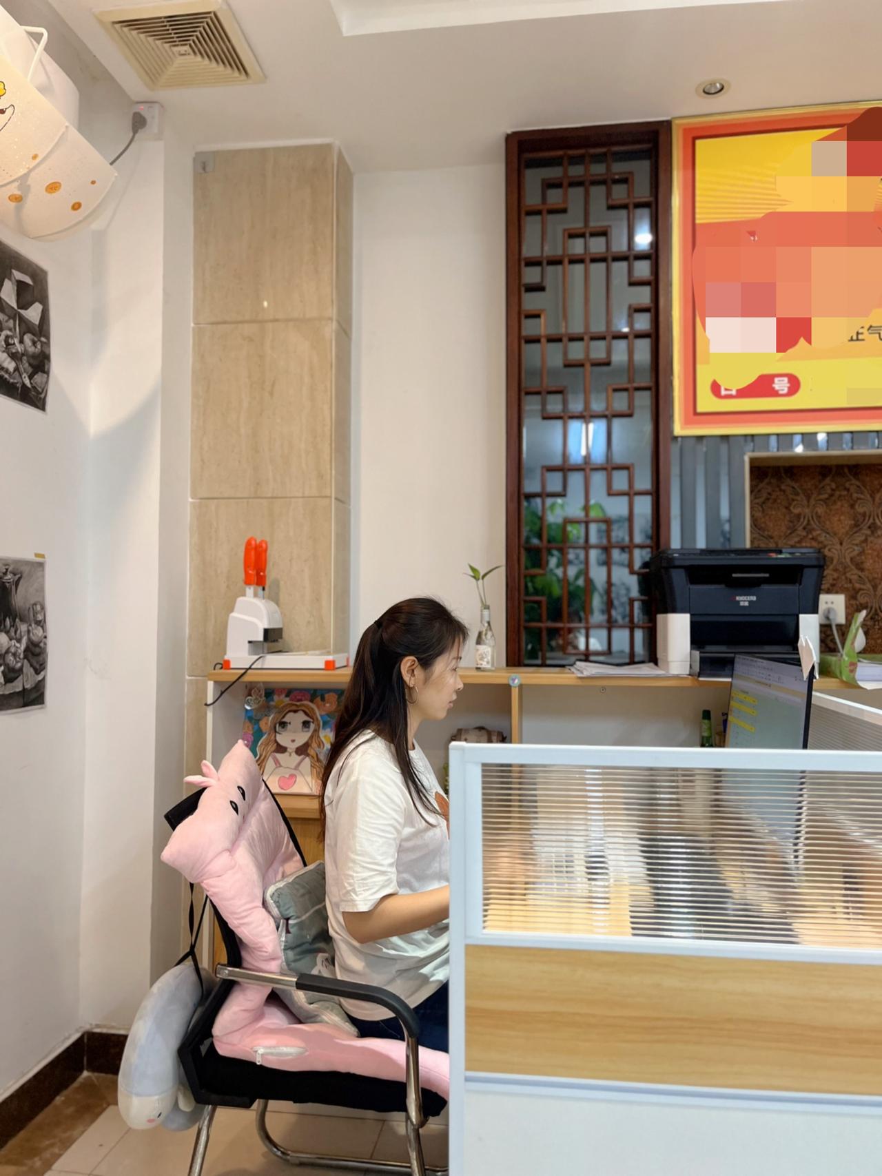 下班回家，家里突然来了不速之客，吓人一跳。
定睛一看，原来是一只黑色小奶猫。
长