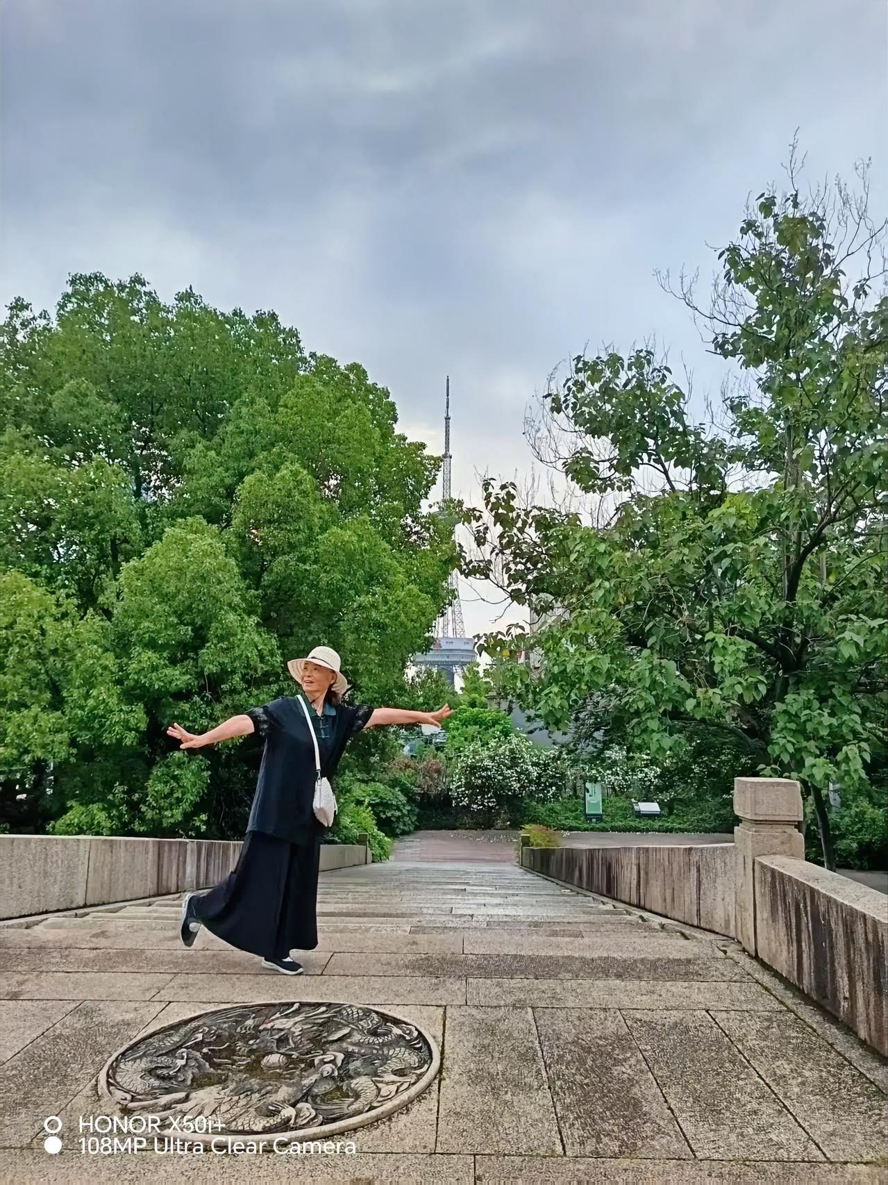 五龙桥上留一张，走着走着又下雨了。