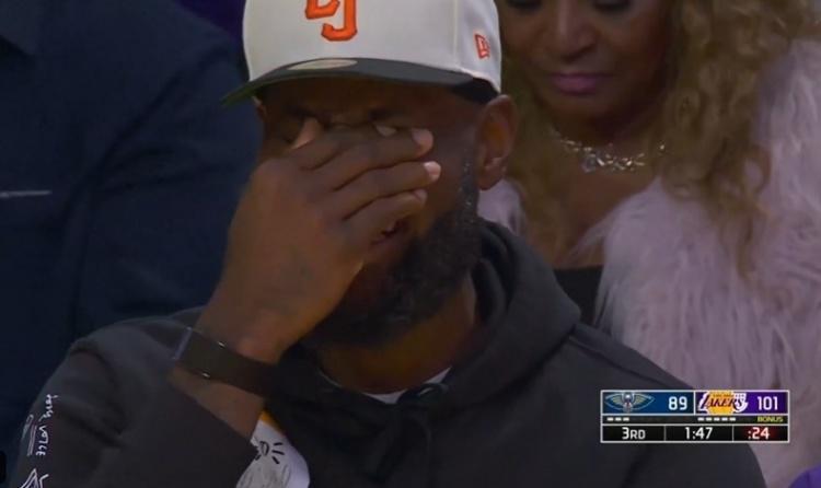 克莱伯上空篮三不沾，詹姆斯在场边捂脸笑个不停！

这球在回放之前，都以为是被篮筐