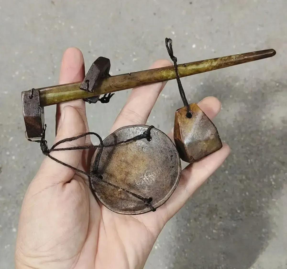 在老家发现了这个东西，问了一百多个人，都不清楚这么小的秤能用来做什么。这秤实在是