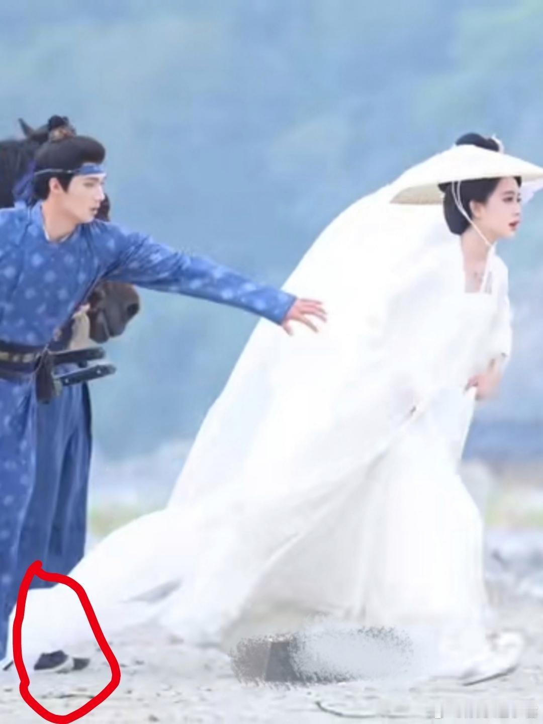 孟子义拍戏摔了孟子义在拍摄古装剧《尚公主》时，因同组男演员踩到其帷帽纱巾，导致纱