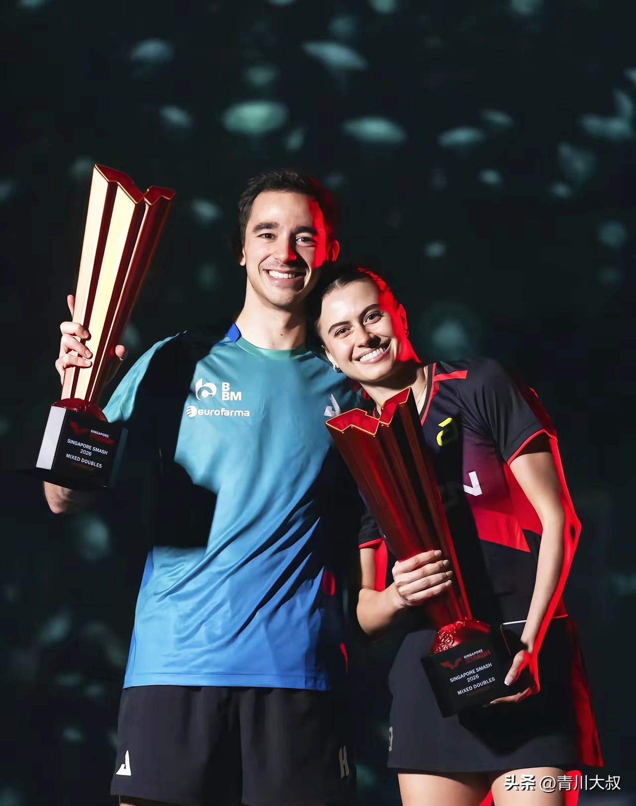 新加坡大满贯，各个组冠军一起参观海洋世界并合影！
其中孙颖莎与王楚钦照片评论最多