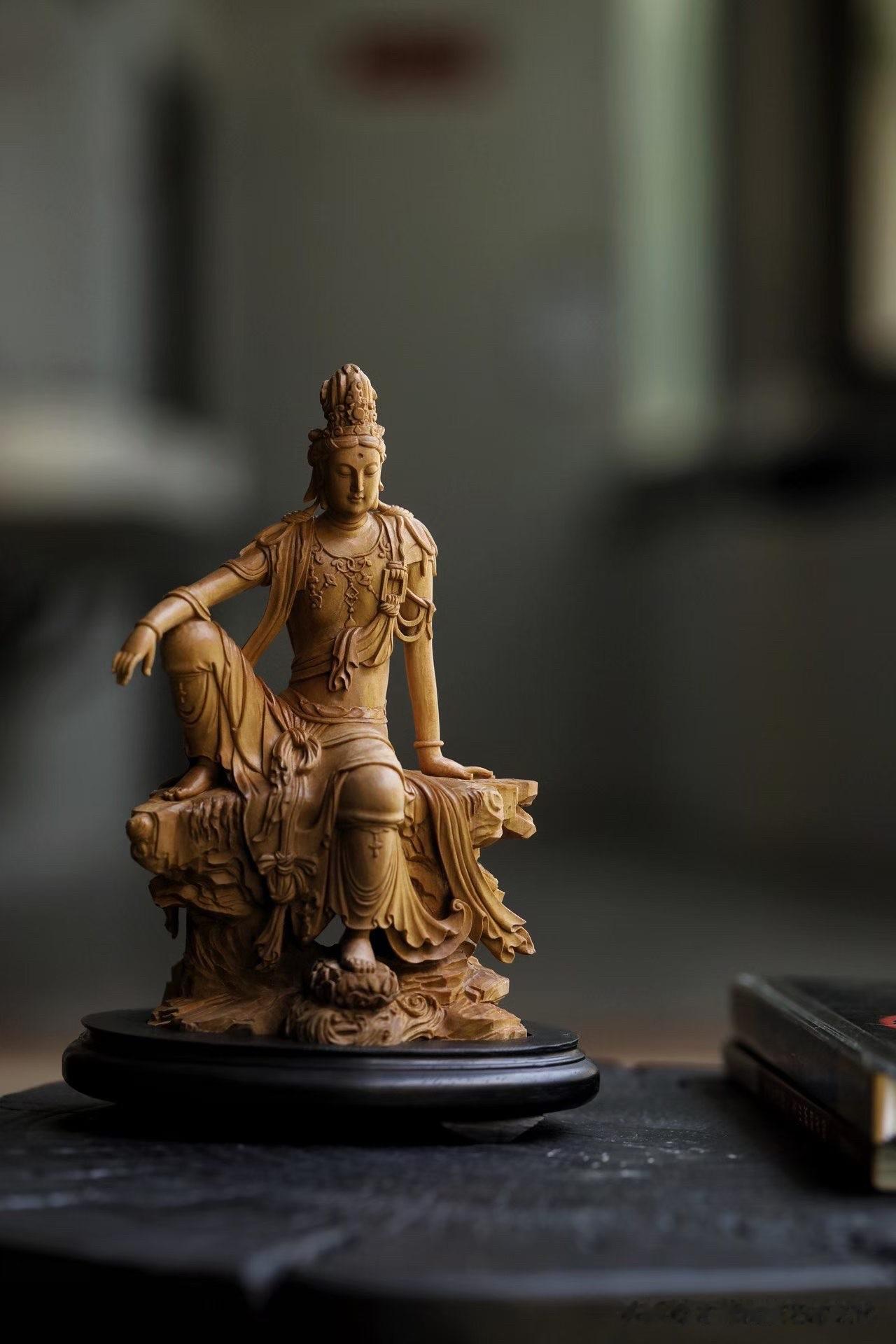 老山檀香｜水月观音

有些美，不在华丽，而在安静。

老山檀香整料清刀雕琢，观音