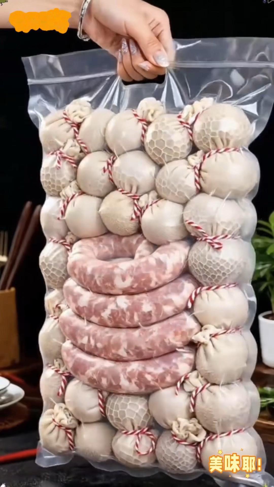 草原风味肚包肉&羊肉肠：一口鲜醇，地道本味之选草原特色肚包肉，精选鲜嫩...