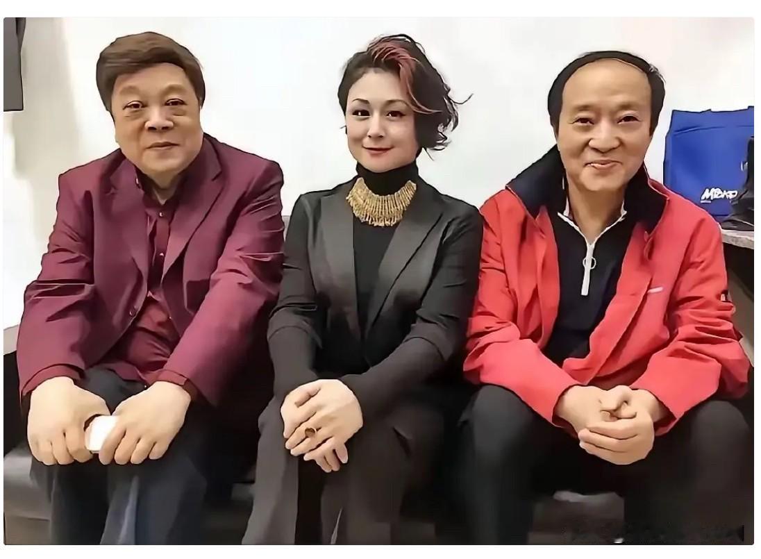 这张合影里三位都是当年家喻户晓的名人。他主持的《动物世界》深入人心，她塑造的谢大